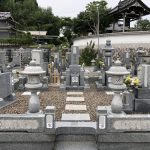 奈良県宇陀市の蓮昇寺様でお墓（福島県産滝根石）工事、古いお墓の彫刻文字の色入れ直し、ステンレス製の塔婆立て、外柵（巻石）の修理工事をしました