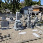 伊賀市瀧の滝仙寺様の墓地で代々墓と霊標の建立工事と、宝篋印塔の修理工事をしました。新たなお墓は愛媛県産大島石を使用しました。