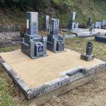 奈良市月ヶ瀬石打の観音山霊園でお墓の工事をしました。9寸の代々墓を新たに建立し、巻石（外柵）の修理工事をしました。