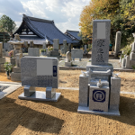 伊賀市依那具の仲福寺様の墓地でお墓の工事をしました。古い石碑を撤去して、宝篋印塔と水子地蔵をリフォームし、新しく代々墓と霊標を建立しました。