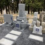 伊賀市上林の墓地でお墓の工事をしました。墓地の高さを上げるためにブロックを積み上げて、その上に巻石の設置をしました。古い石碑をひとまとめにし、新たに代々墓と霊標を建立しました。