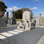 伊賀市猪田の大恩寺様の墓地でお墓の工事をしました。古い石碑をまとめて代々墓を建立しました。岡山県産万成石のデザイン墓石。