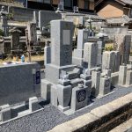 名張市滝之原の墓地で新しい代々墓の工事をしました。古い石碑をまとめて、愛媛県産の大島石を使用して代々墓、霊標を建てました。