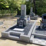 名張市営の東山墓園にてお墓の工事をしました。くり階段型の外柵に和型の代々墓を建てて、法名は竿石右面に彫刻しました。