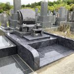 名張市営東山墓園でお墓の工事をしました。インド産マハマブルー（バハマブルー）を使用してデザイン墓石（インターロック/富嶽）を建立しました。