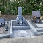 名張市の東山墓園でお墓の工事をしました。8寸神戸型の和型墓石とユニバーサルデザインの外柵で誰でもお参りしやすいお墓になりました。