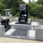 名張市の東山墓園で、デザイン墓の工事をしました。黒御影石と万成石を使用したデザイン墓石と、外柵も石碑に合わせたデザインのものを施工しました。