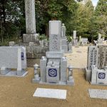伊賀市上林の墓地でお墓の工事をしました。古い石碑をまとめて、新しく代々墓と霊標を建てました。新しいお墓は愛媛県産の大島石を使用しました。