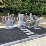 伊賀市柏尾の墓地でお墓の工事をしました。古い石碑がたくさんあったものを整理し、新しく代々墓と霊標を設置しました。