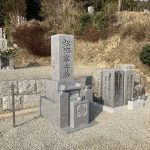 伊賀市白樫の墓地でお墓の工事をしました。古い石碑をまとめて、新たな代々墓を建てました。香川県産の庵治石を使用しました。