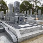 名張市営東山墓園でお墓の工事をしました。和型の墓石に、シンプルな通し階段の巻石を施工しました。