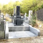 名張市の東山墓園でお墓の工事をしました。和型の石碑と、どなたでもお墓参りできるようなフラットな入口の外柵を施工しました。