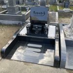 名張市の東山墓園でお墓の工事をしました。インド産M10の石を使用したデザイン墓石（洋型）を建てました。