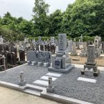 伊賀市柏尾の墓地でお墓の工事をしました。古い石碑をまとめて代々墓と霊標を新しく建立しました。愛媛県産の大島石を使用しました。