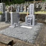 伊賀市北山の喜福寺様の墓地でお墓の工事をしました。新しい代々墓と霊標を建てました。茨城県産の真壁石を使用しました。