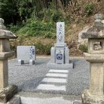 伊賀市古郡の常福寺様の墓地でお墓の工事をしました。たくさんあった古い石碑はまとめて、新しく愛媛県産の大島石を使用した代々墓を建立しました。