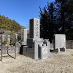 名張市下比奈知の永福寺様墓地でお墓の工事を行いました。茨城県産の真壁石を使用し、神戸型の和型の石碑と霊標を建てました。