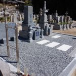 伊賀市比土の来迎寺様の墓地でお墓の工事をしました。9寸神戸型の代々墓と霊標を新しく建立し、巻石の洗浄工事なども行いました。