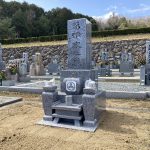 伊賀市長田の西蓮寺様墓地でお墓の工事をしました。香川県産の庵治石を使用した京都型の和型墓石を建立しました。